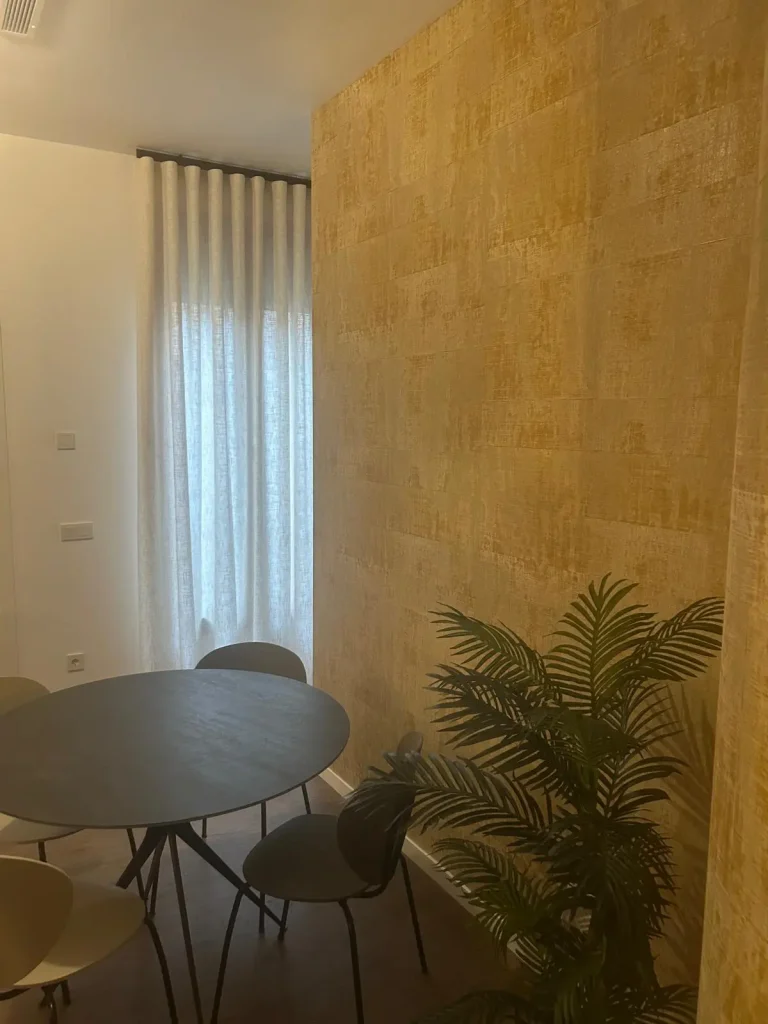 Riel color bronce antiguo visto junto cortinas rústica de Etamin, Valencia