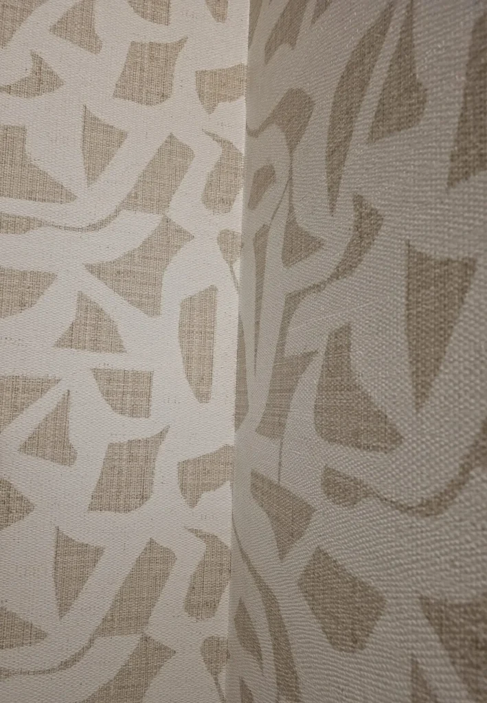 Papel pintado instalado en Valencia es de Casamance referencia CANA