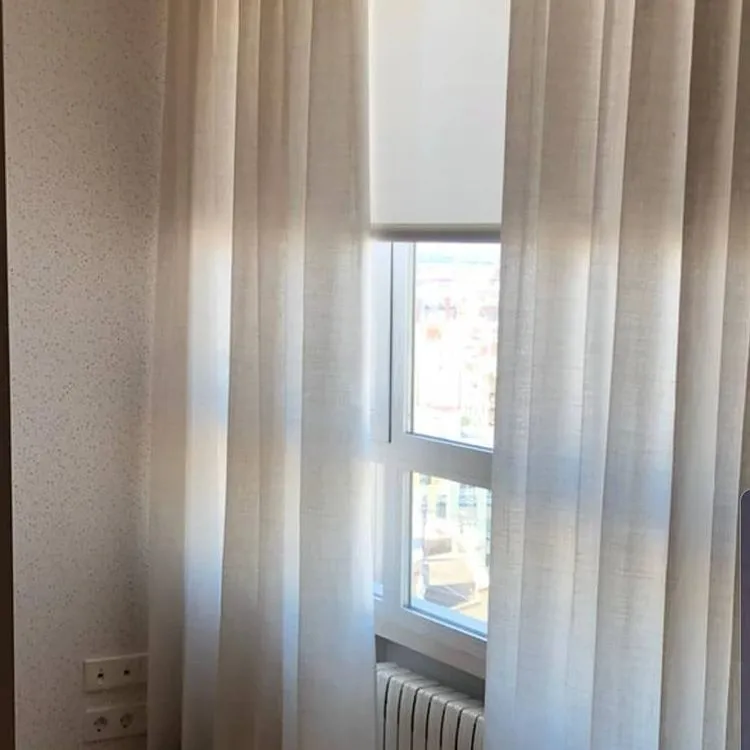 Screen blanco acompañado de visillos lino en Valencia