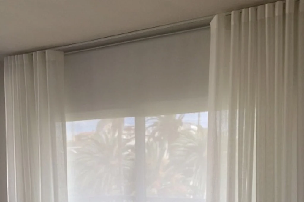 Cortinas instaladas en la Gran Vía de Valencia, son de semilino y van acompañadas de un estor enrollable