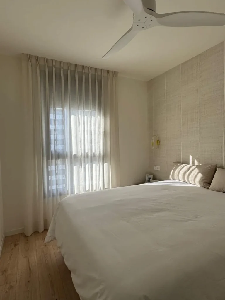 - Papel pintado de Élitis combinado con textiles naturales en vivienda de Turianova