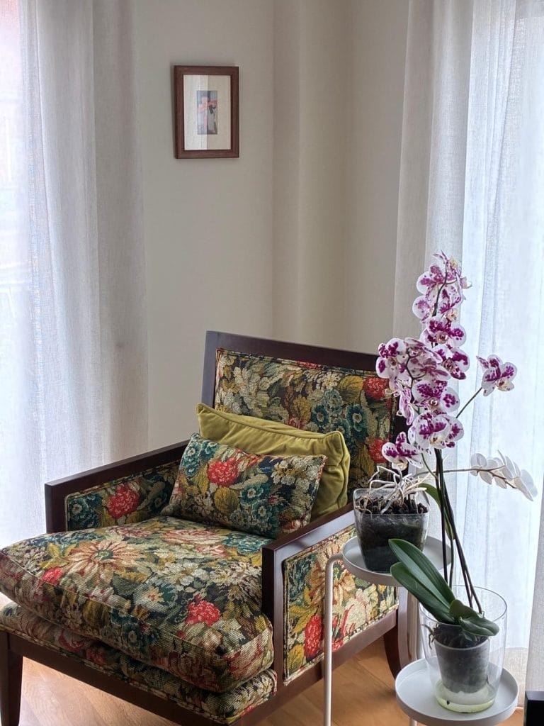 Butaca retapizada en etamin con tela AKIM de Guell-Lamadrid