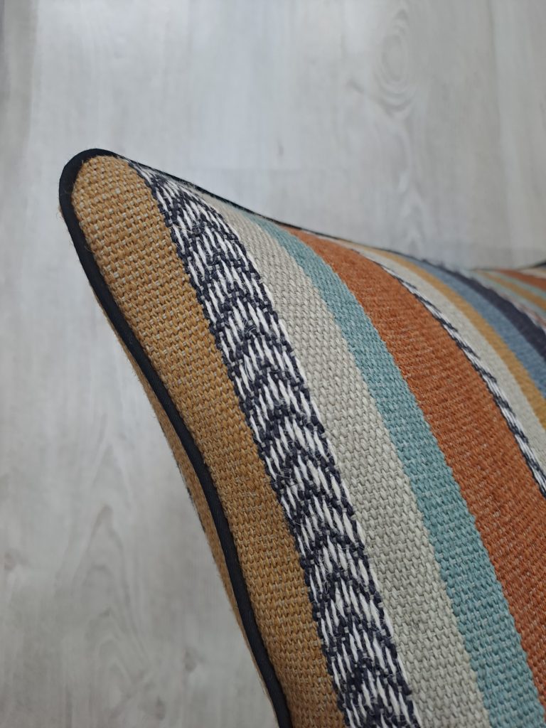 Cojín fabricado artesanalmente en Etamin con tela de Casamance