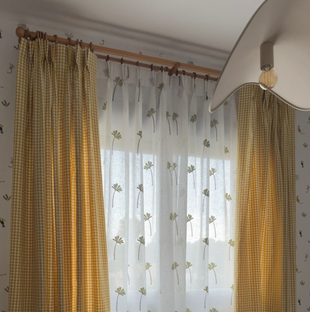 Instalación de cortinas infantiles en la Cañada Valencia