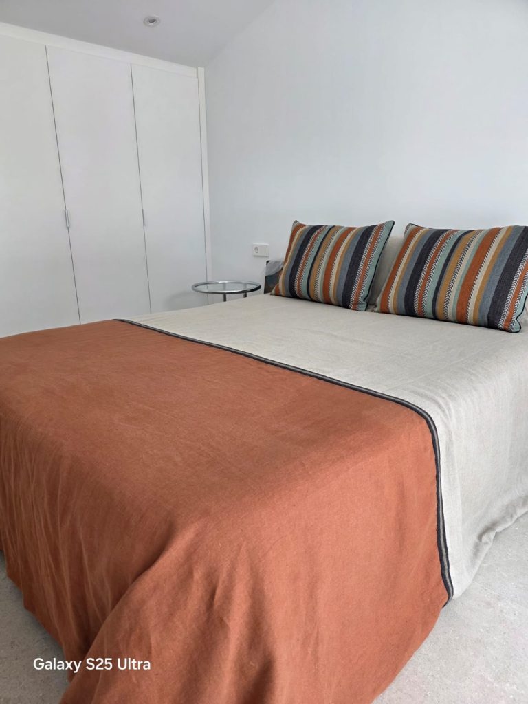Suministro colcha GL-Home y cojines Casamance en casa de Javea