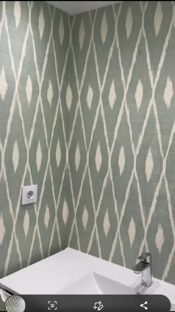 Detalle aplicación papel pintado sobre azulejos sin obra