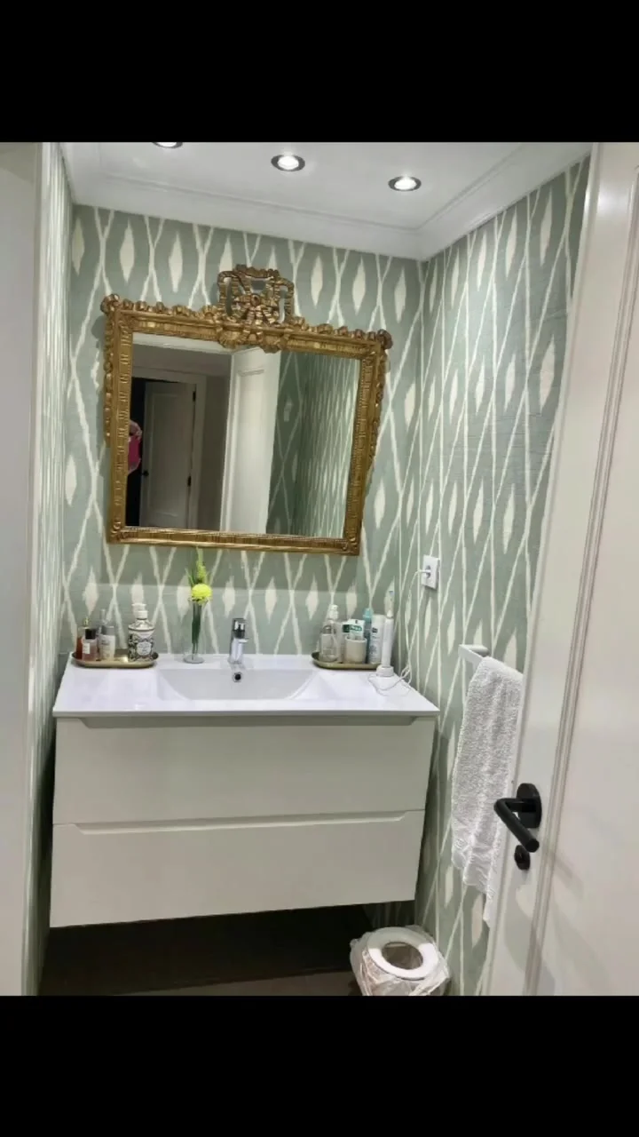 Baño después de la reforma con papel pintado Pierre Frey Mako Ciel · Alameda, Valencia