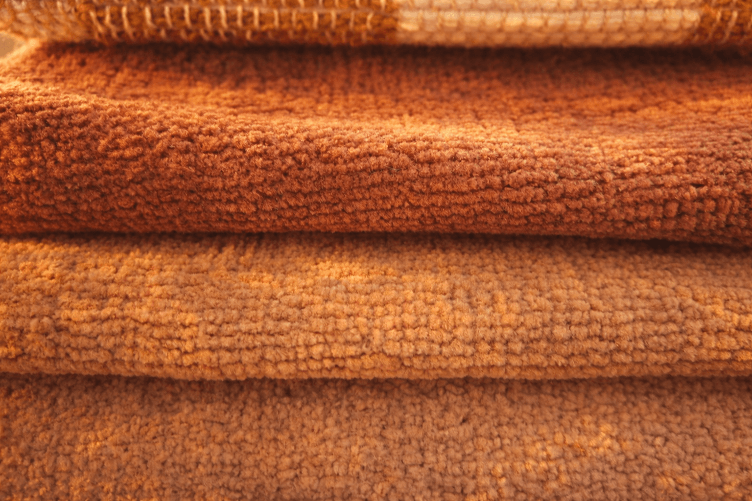 Muestras de bouclé en tonos caramelo, terracota y arena — telas texturadas Etamin Valencia