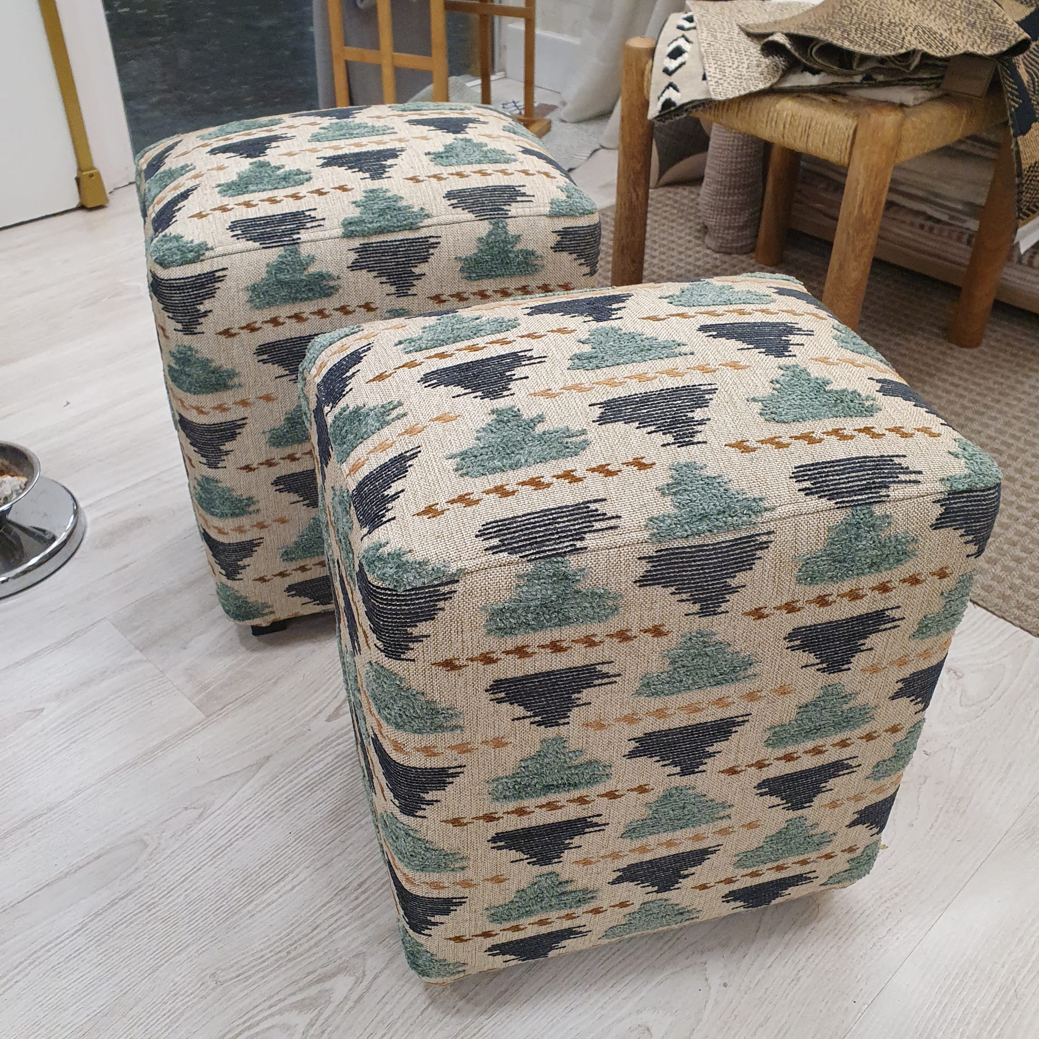 Puff Cubo tapizado a medida en Valencia