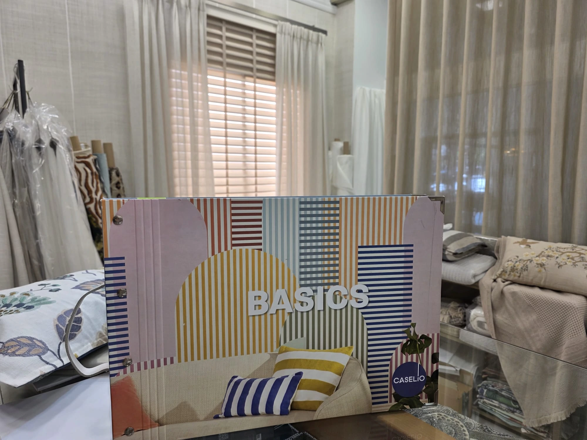Muestrarios de papel pintado Caselio y telas coordinadas en tienda Etamin Valencia
