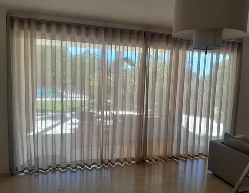 Visillos onda perfecta NUR de Güell Lamadrid en chalet de Alfinach