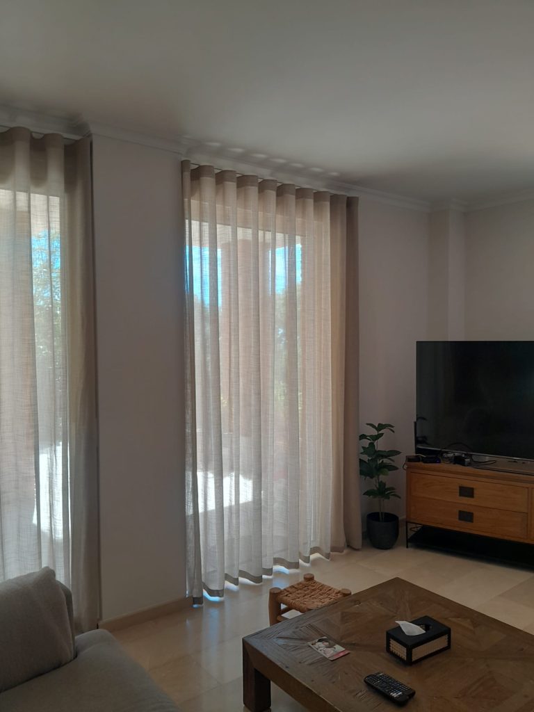 Visillo NUR onda perfecta en zona de lectura de chalet en Puçol