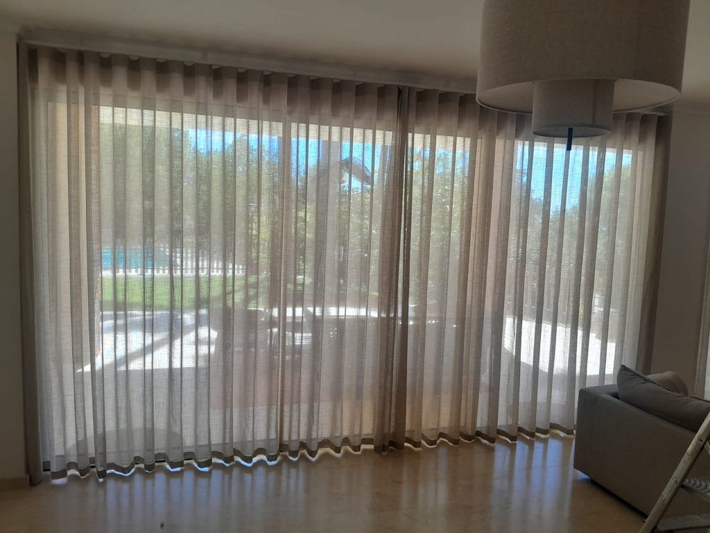 Visillos onda perfecta NUR de Güell Lamadrid en chalet de Alfinach