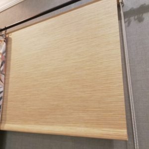 Estor enrollable tejido raffia natural instalado en Valencia