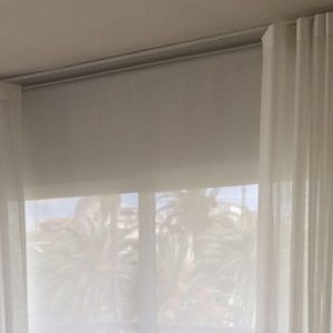Combinación estor enrollable y cortina onda perfecta Valencia